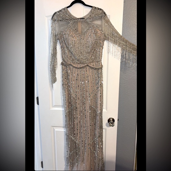 This dress is a UK size 12 which is US size 8. I am size 6 so it was big on me. - Picture 6 of 6